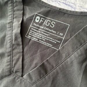 FIGS Technical XS black scrub top